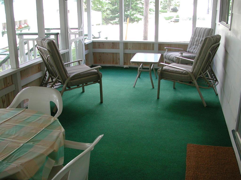Birch Cliff Lodge On Baptiste Lake Highland Grove Номер фото