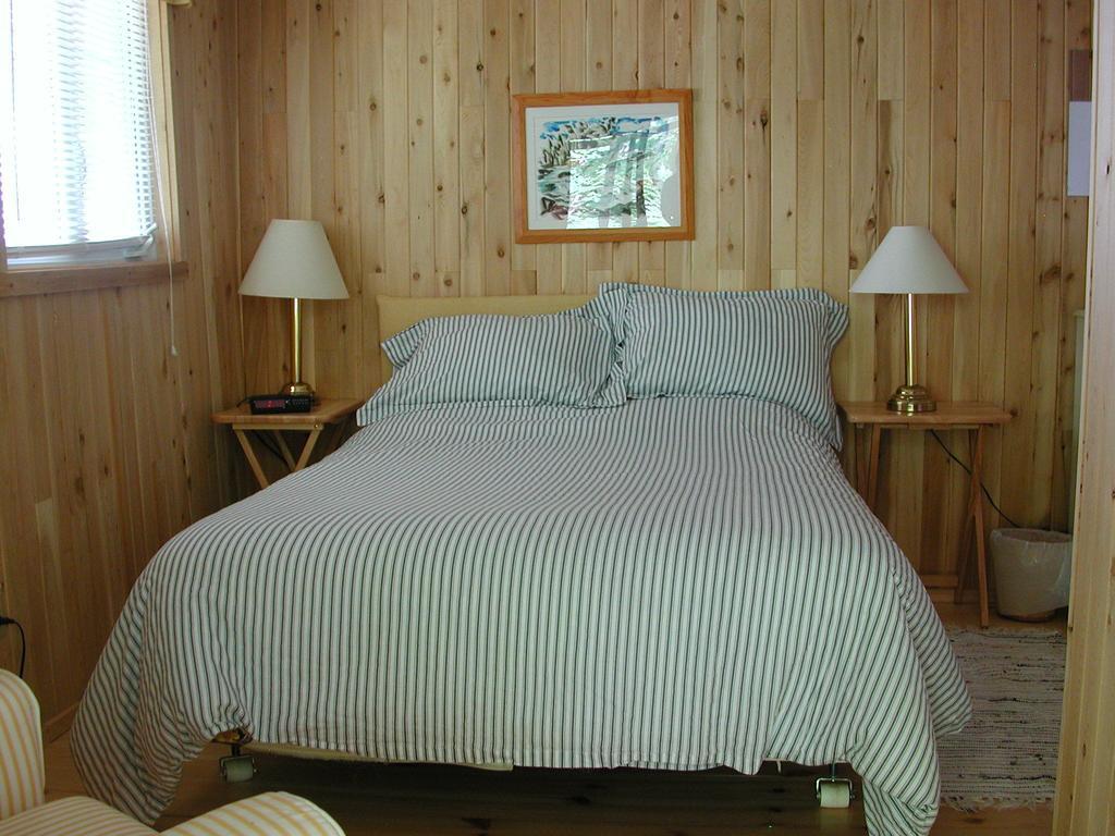 Birch Cliff Lodge On Baptiste Lake Highland Grove Номер фото