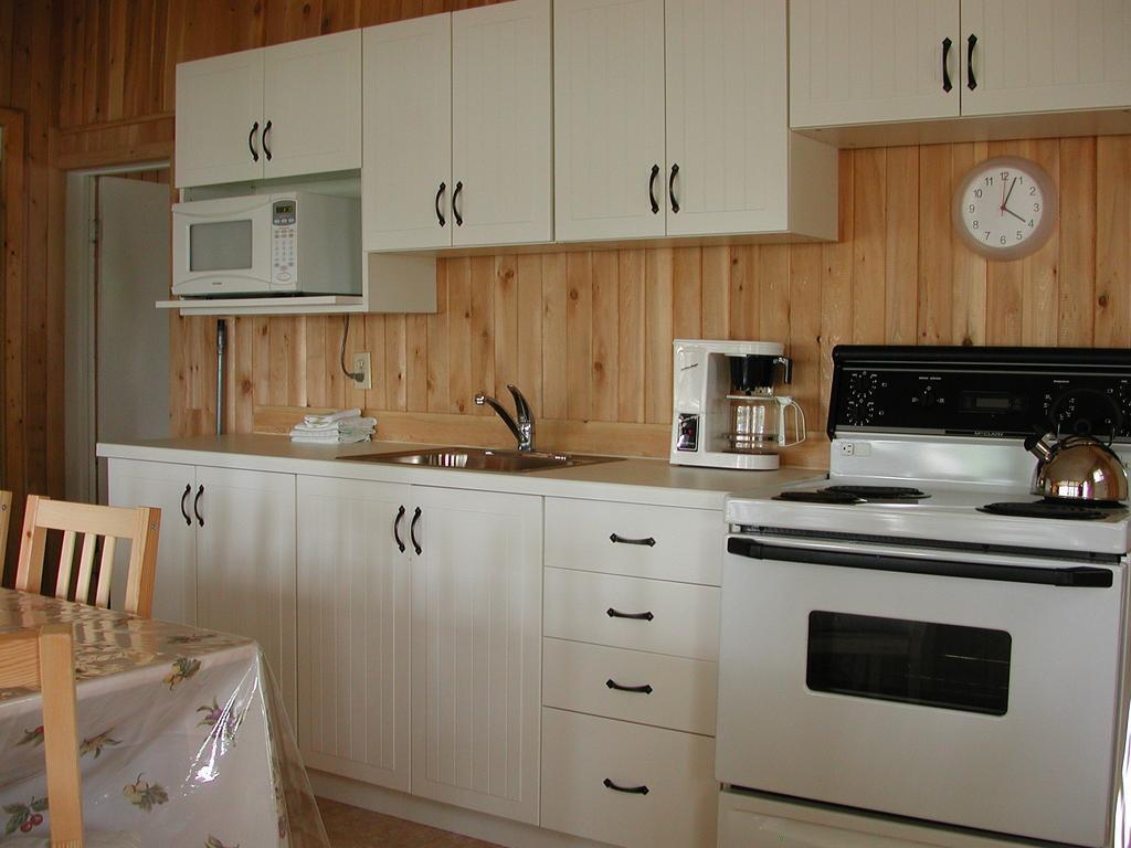 Birch Cliff Lodge On Baptiste Lake Highland Grove Номер фото
